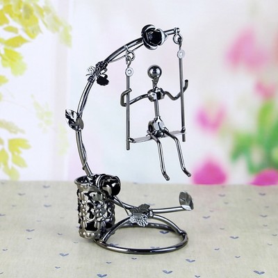 Giỏ bút sắt xích đu