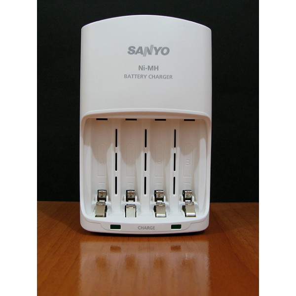 Bộ sạc pin AA/AAA Sanyo Eneloop NC-MQN06