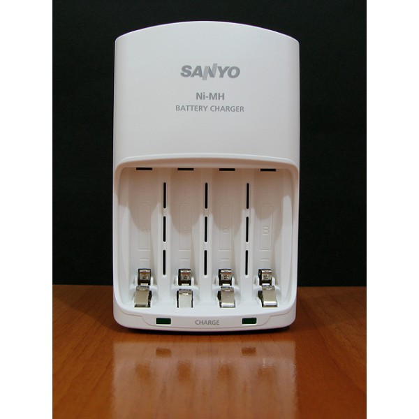 Sạc Sanyo nhanh ( Pin AA / AAA)