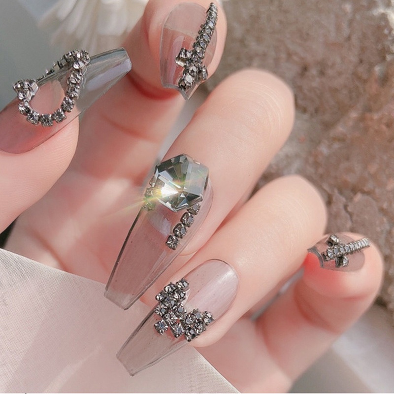 2 viên đá pha lê dạng khối, hình lục giác