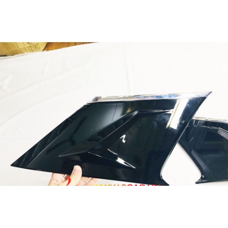 Ốp mang cá sau xe Toyota Corolla Cross, ốp trang trí kính sau xe Toyota Cross 2020-2022