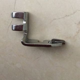 Chân vịt cuốn biên máy may con bướm