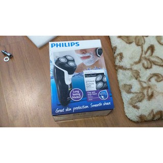 Máy cạo râu khô và ướt Philips AT610