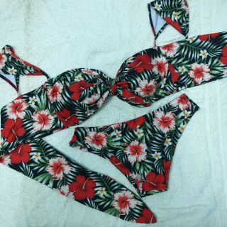 Bikini hoa lá Jun Vũ by On on made