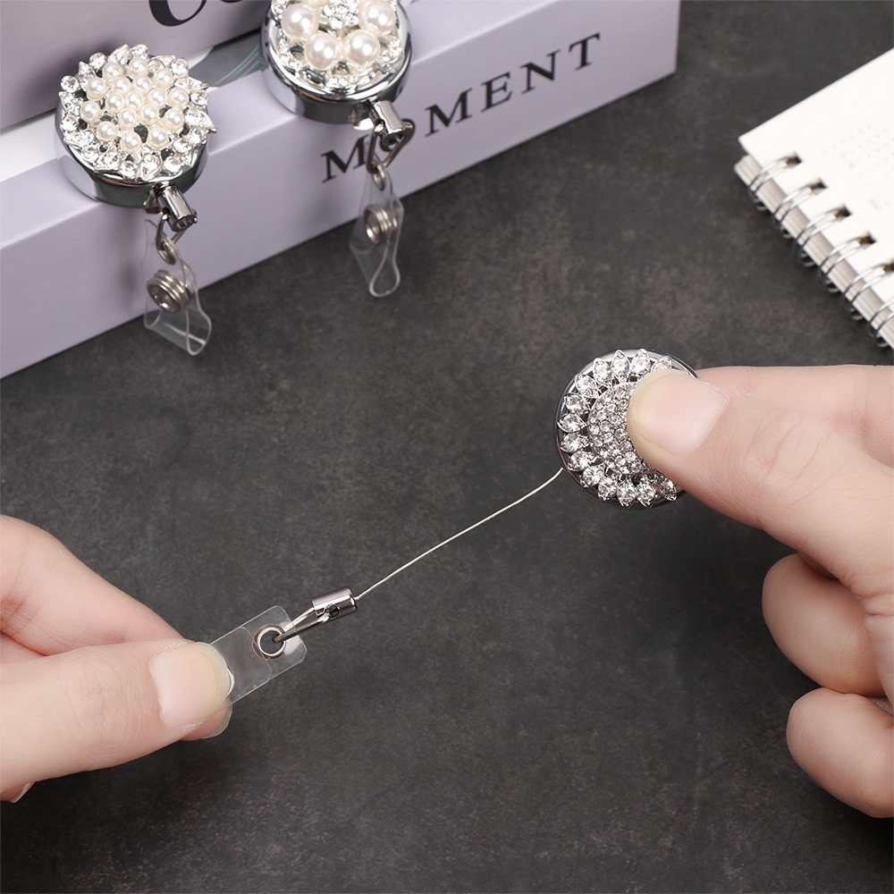 1 Kẹp Giữ Bảng Tên ID Họa Tiết Ngọc Trai Có Thể Thu Gọn Tiện Dụng Giá Đỡ