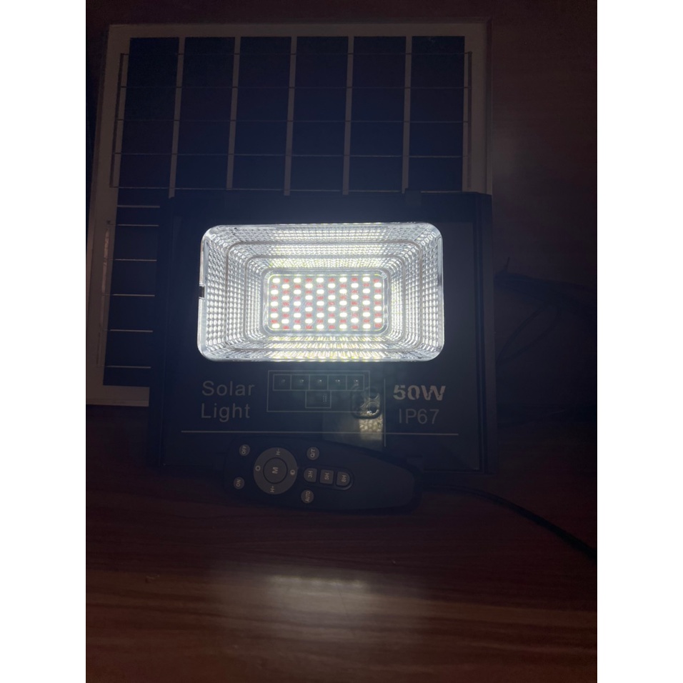 Đèn pha đổi muỗi. đổi 2 màu  năng lượng mặt trời thương hiêu Mayor Wolf, công xuất 50W bảo hành 2 năm.