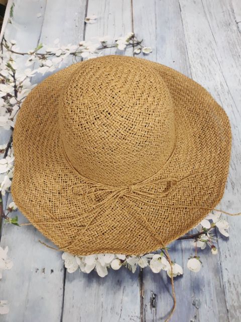 Mũ mây gấp được bỏ valy