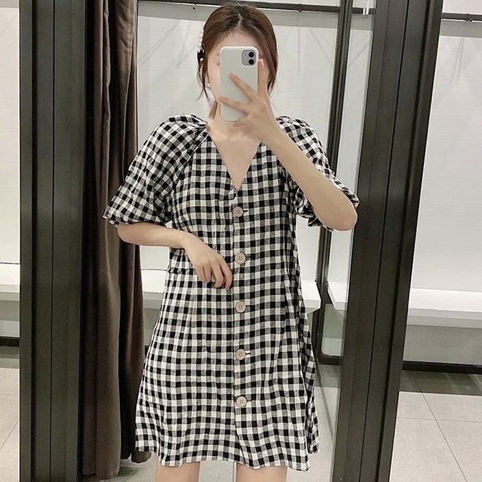 Đầm Suông Tay Ngắn Váy Chữ A Kẻ Caro Đen Trắng Cổ V Đính Cúc Gỗ Basic