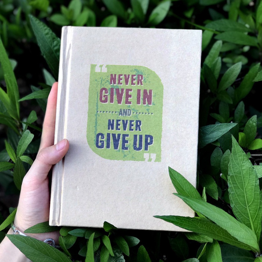 [TIEMSACHTO] Sổ Tay - PCS - Never Give In And Never Give Up (SM-0642)