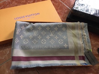Khăn LV full box 350k đủ bill thẻ.