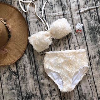 Bikini tam giác hoa nổi