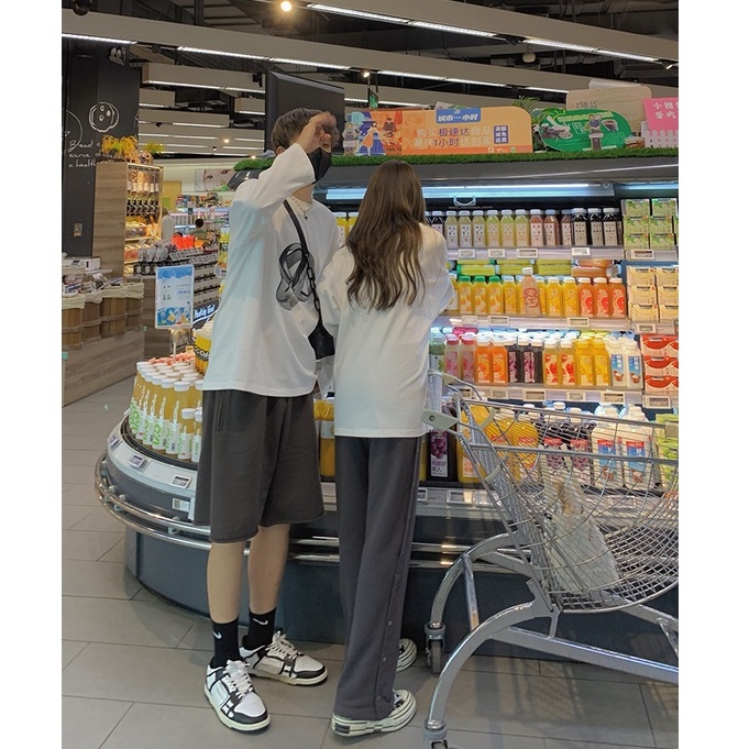 Áo thun tay dài dáng rộng/áo hở vai 2 màu tùy chọn in họa tiết phong cách Hàn Quốc thời trang cho cặp đôi | BigBuy360 - bigbuy360.vn