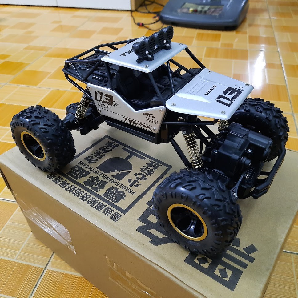 Xe địa hình điều khiển từ xa đồ chơi trẻ em xe có 2 cầu mạnh mẽ offroad vỏ ốp hợp kim tỷ lệ 1:16