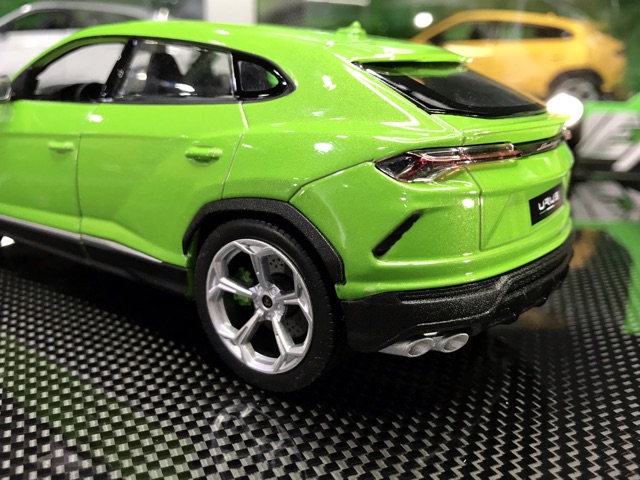 Xe Mô Hình Lamborghini Urus tỉ lệ 1:24 Hãng Welly sản xuất ( Xanh Lá )