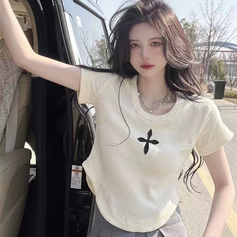 Áo thun COZOKC tay ngắn cổ chữ U phối họa tiết thời trang