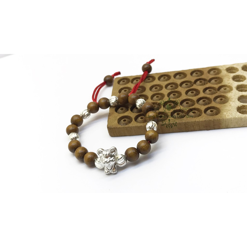 Vòng dâu tằm kết hợp bi bạc và con giáp dành cho bé, giúp bé không quấy khóc đêm