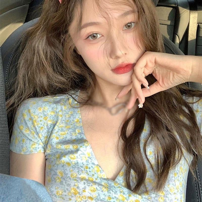 Áo thun croptop tay ngắn cổ chữ V in họa tiết hoa nhí xinh xắn phong cách Hàn Quốc