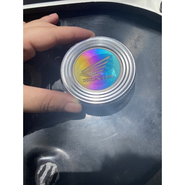 Chụp nắp bình xăng nhôm CNC kèm logo titan