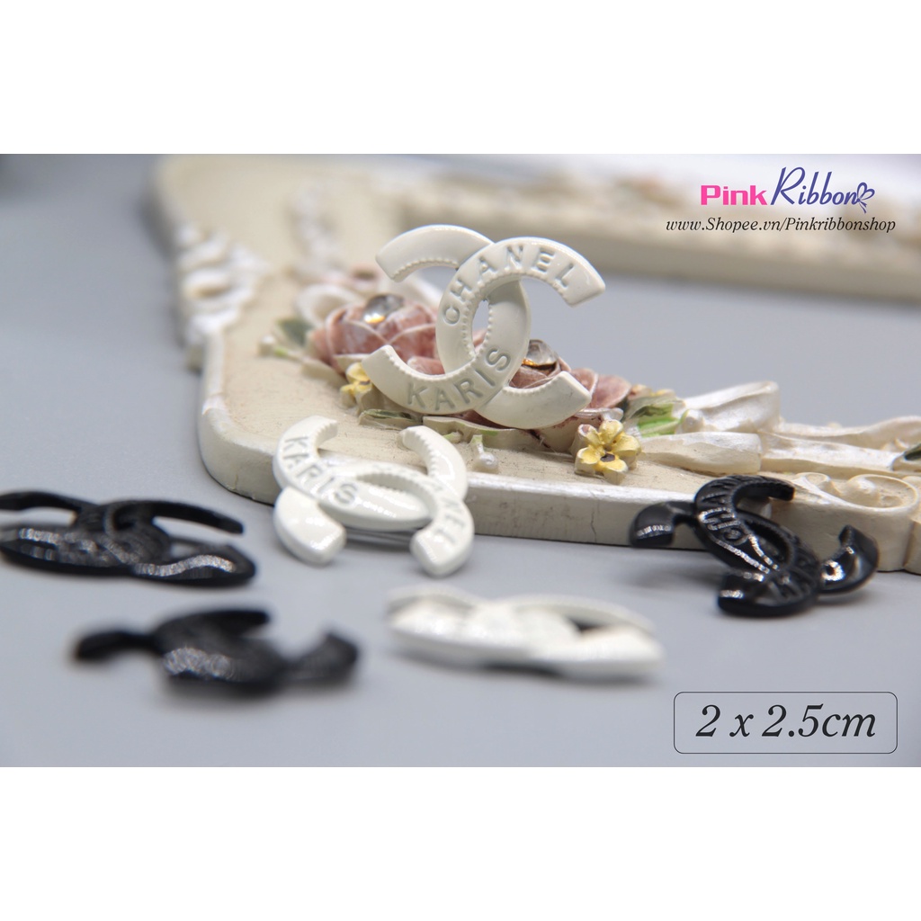 Charm chữ X đen-trắng