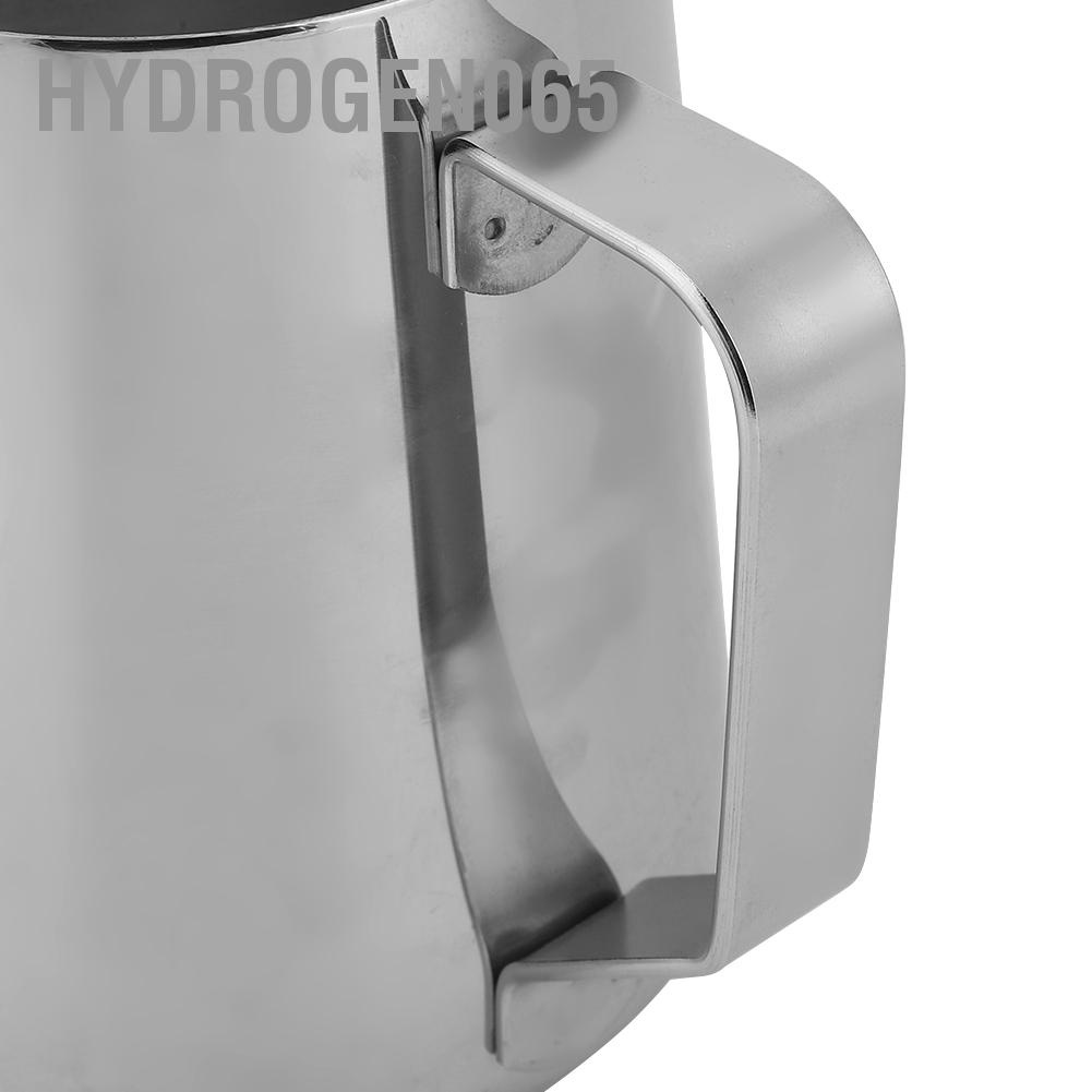 Cốc đánh sữa rót cà phê latte nghệ thuật