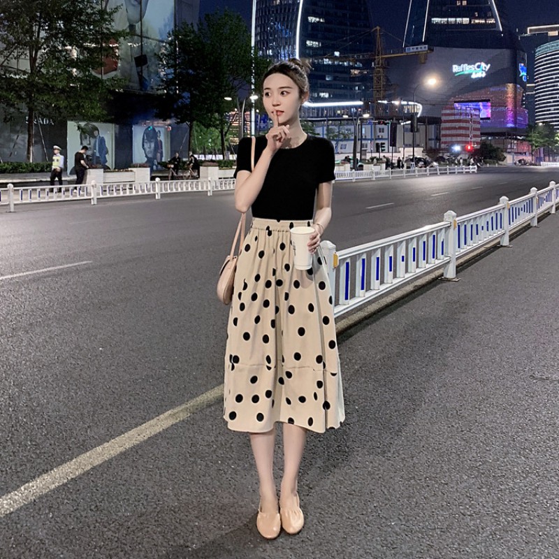 Set áo thun ngắn tay cổ tròn + chân váy chấm bi cho nữ