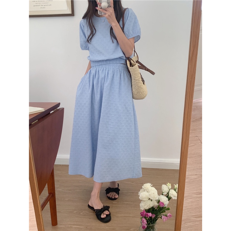 Bộ Áo Sơ Mi Ngắn Tay Cổ Tròn + Chân Váy Dập Nổi 51461