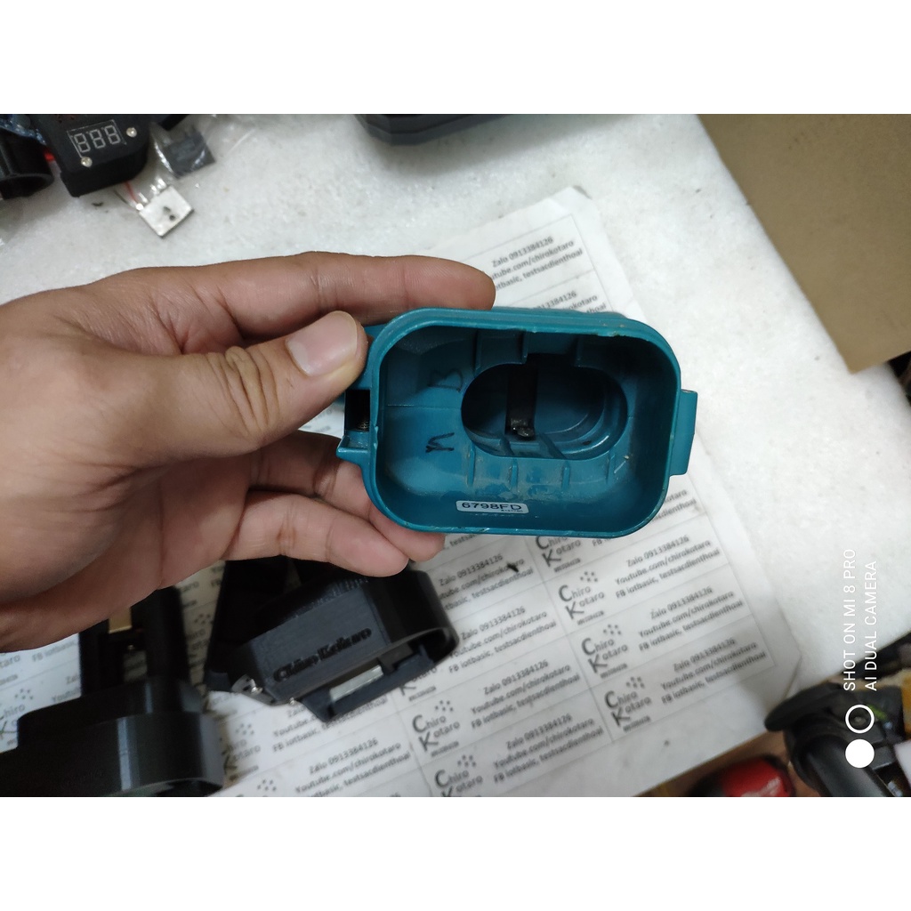 NEW! Đế chuyển pin máy khoan, vit Makita 9.6V NiCD dạng lẫy chốt giữa sang dùng hộp pin cài Makita