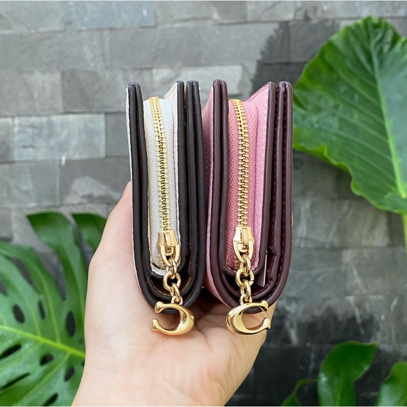 Ví Coach ngắn nữ màu pastel có khoá kéo đựng thẻ
