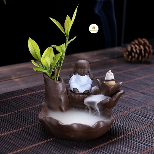Thác khói trầm hương chú tiểu  bên suối- có lọ cắm hoa- hương trầm tạo khói chảy ngược