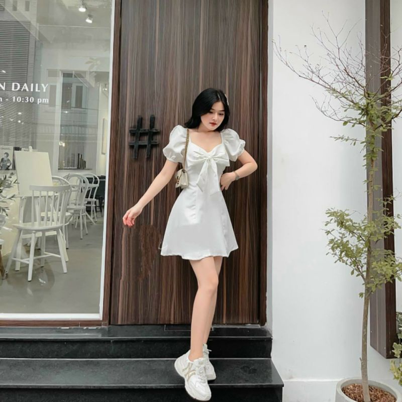 Đầm trắng nơ ngực dạo phố xinh xắn