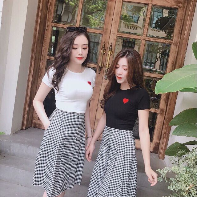 Áo thun cotton dày dặn mềm mại mics với chân váy xòe, quần sooc, chân váy kẻ rất đẹp các chị em nhé.mẫu bên e free size