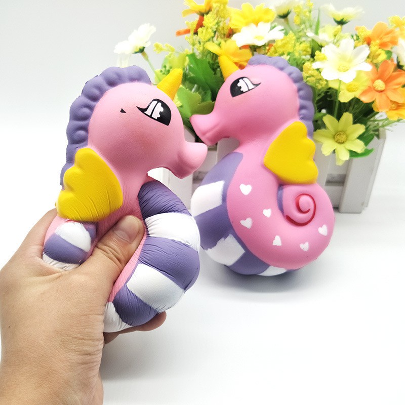 Đồ chơi SquiShy cá ngựa 1 sừng trái tim có cánh