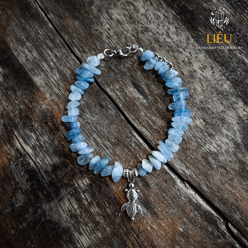 Vòng tay Aqua thô phối charm