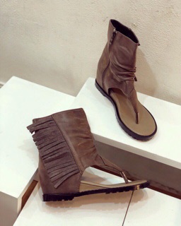 Giày boot xỏ ngón tua rua