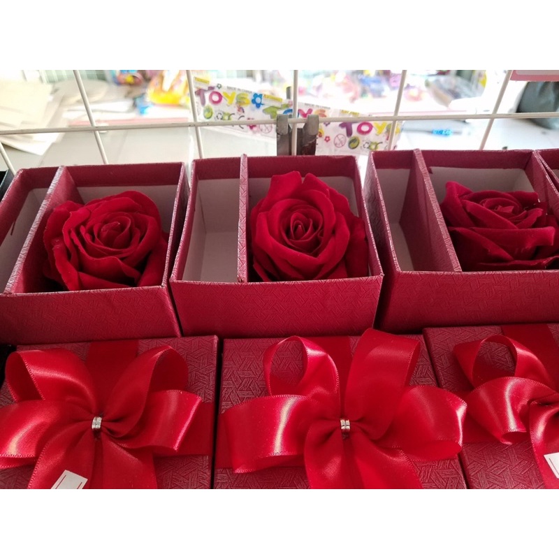 Hộp quà đựng son có hoa sáp có tặng kèm giấy rơm
