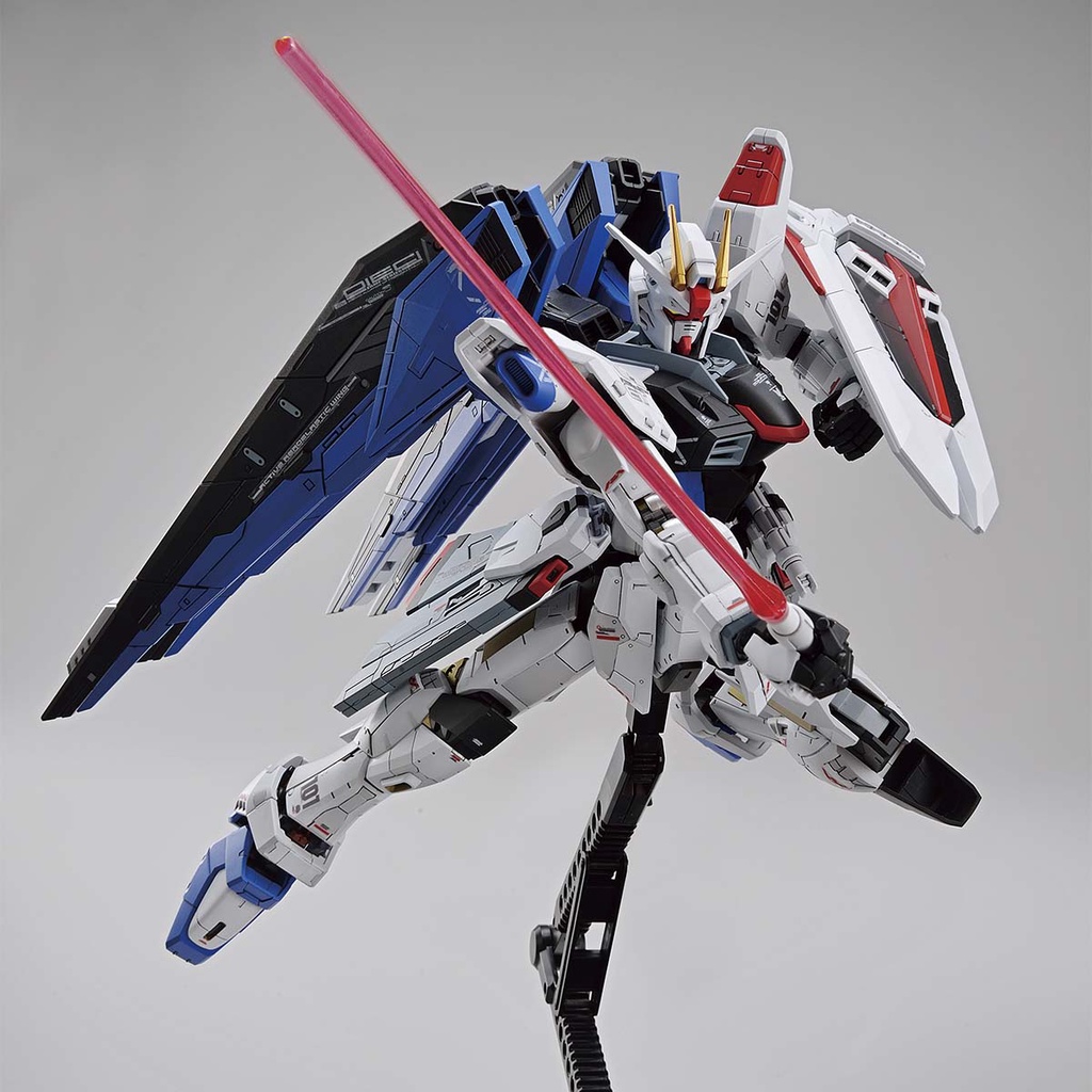 Mô hình phiên bản giới hạn Full Mechanics 1/100 P-Bandai The Gundam Base Limited ZGMF-X10A Freedom Gundam Ver.GCP