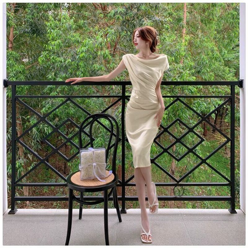 ĐẦM ÔM THÂN XẾP LI CỔ ĐỔ màu trắng Lh 0917399527