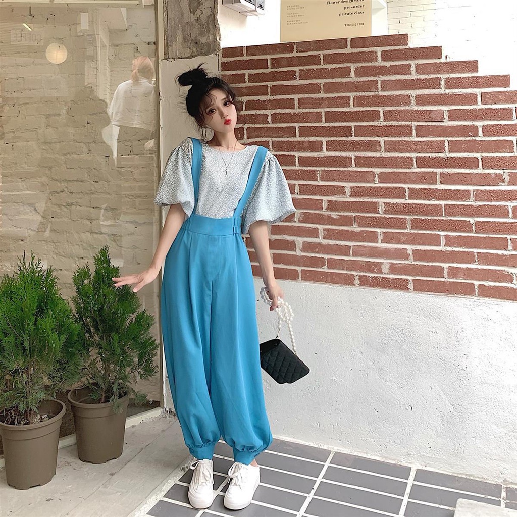 Bộ đồ hai món gồm áo tay phồng họa tiết hoa và quần yếm hai dây thời trang mùa hè 2021 phong cách Hàn Quốc cho bạn nữ