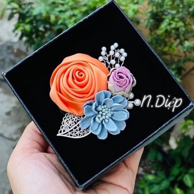 Nhiều màu-Hoa cài áo nụ hồng lụa cuộn mix các loại hoa-nobox