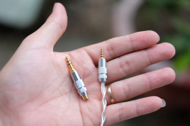Giắc chuyển đổi cân bằng 2.5mm cái ra 3.5mm đực hãng Oyaide Nhật.