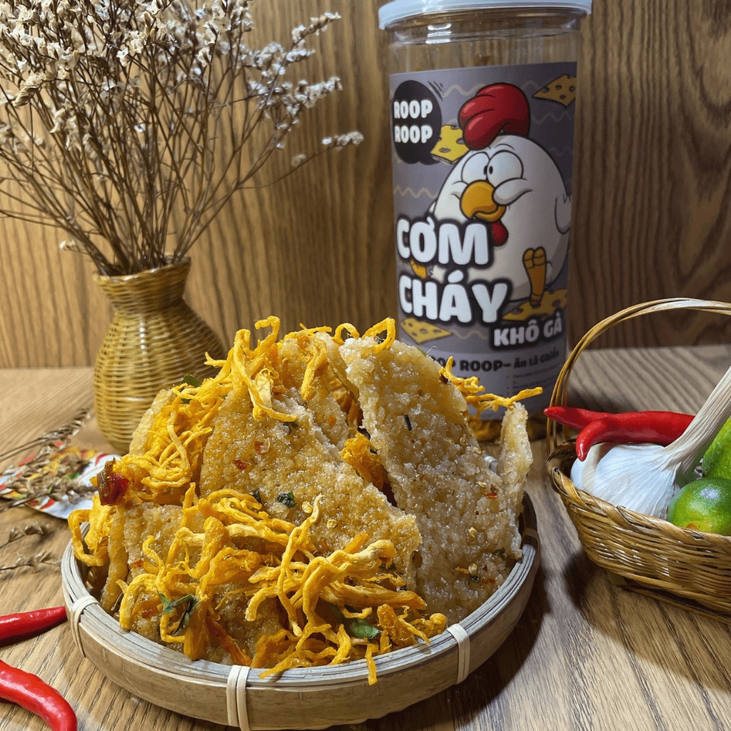 Cơm cháy mắm hành lắc khô gà lá chanh 300g ROOPROOP đồ ăn vặt Sài Gòn ngon rẻ an toàn vệ sinh | BigBuy360 - bigbuy360.vn