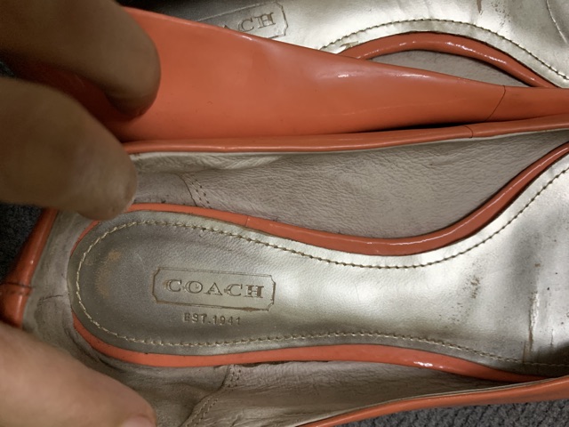 Giày bệt màu cà rốt hiệu coach