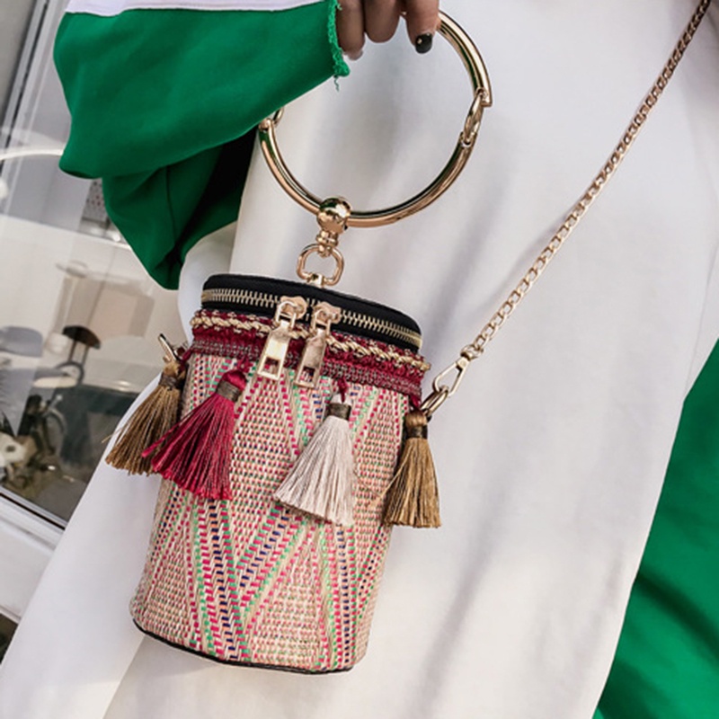 Túi Đeo Vai Đan Rơm Hình Trụ Phối Dây Xích Phong Cách Dân Tộc Độc Đáo