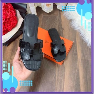 Dép lê nữ chữ h đi biển da rắn cao cấp màu đen