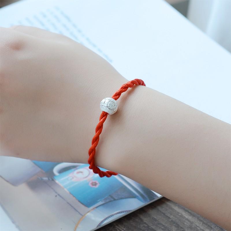 Vòng tay dây bện màu đỏ xỏ hạt bạc mang lại may mắn thời trang | BigBuy360 - bigbuy360.vn