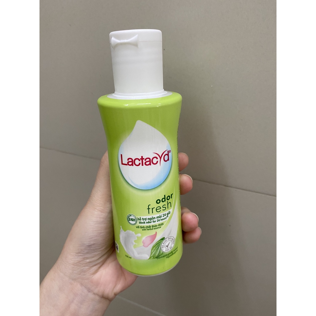 Dung dịch vệ sinh phụ nữ Lactacyd Trầu không + nước hoa hồng