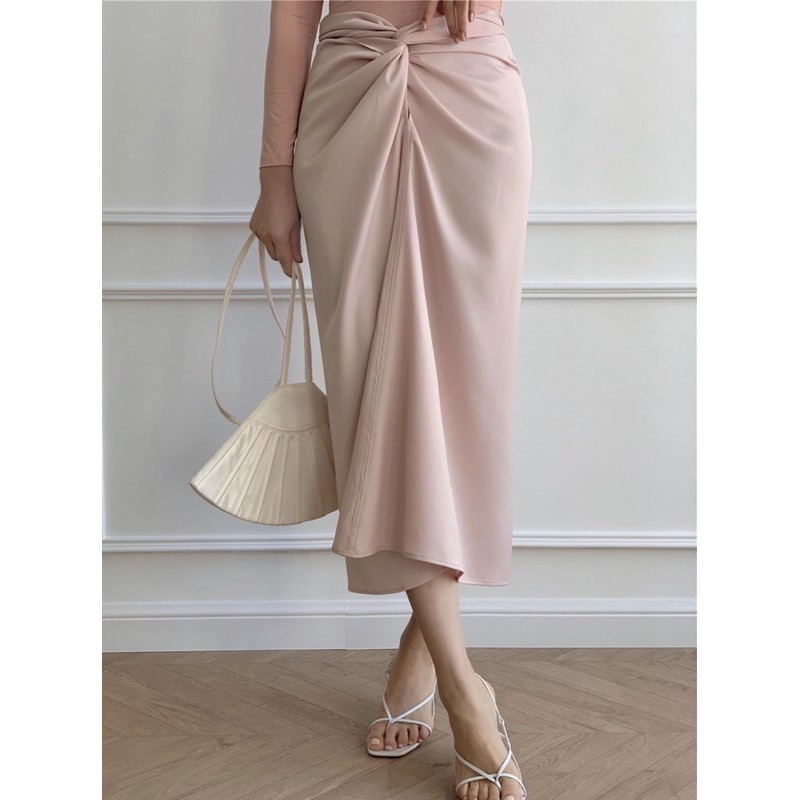 Chân váy lụa xoắn eo dáng bút chì xẻ tà giữa | BigBuy360 - bigbuy360.vn