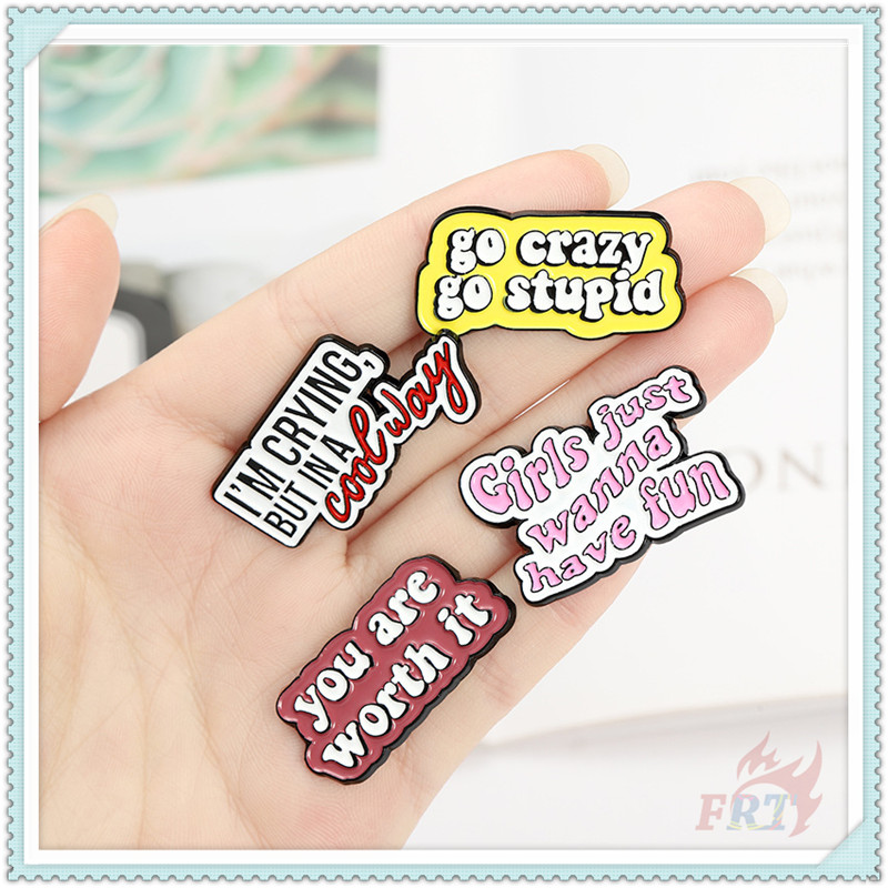 Huy hiệu cài áo ba lô tráng men họa tiết dòng chữ cái Tiếng Anh 01