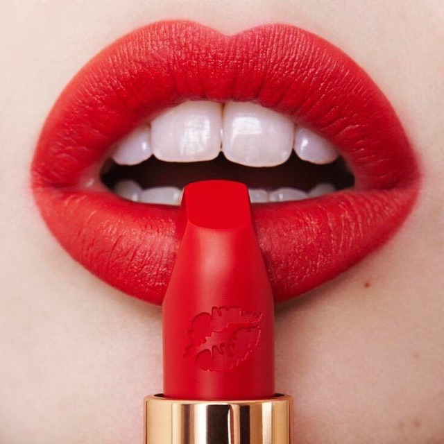 Son Charlotte Tilbury Hot Lips  TELL_LAURA