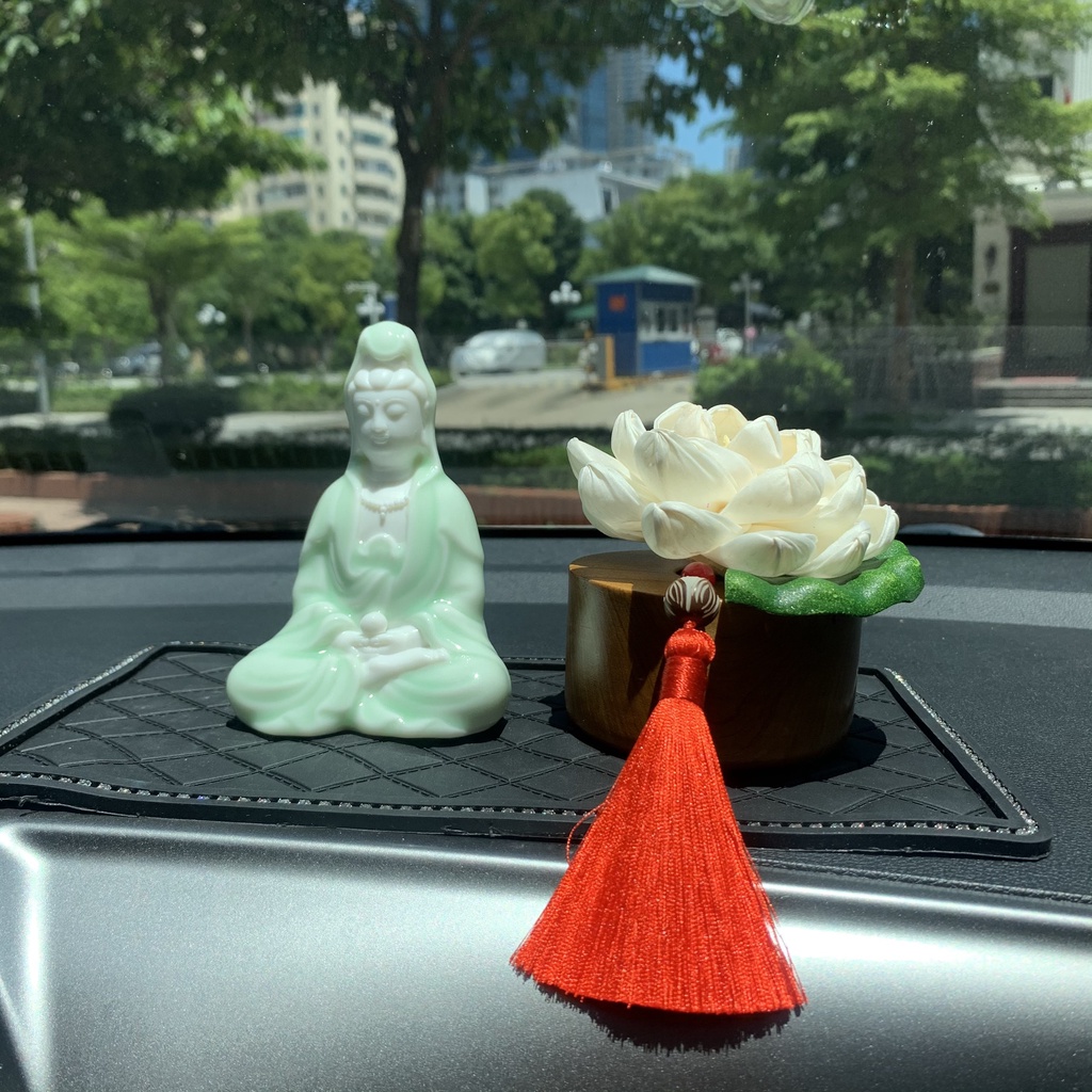 Tượng Phật Bà Quan Âm Sứ Cao Cấp Và Mộc Liên Hoa Trang Trí Xe Hơi , Tượng Mẹ Quan Âm Sứ Để Ô Tô , Có Ảnh Thực Tế